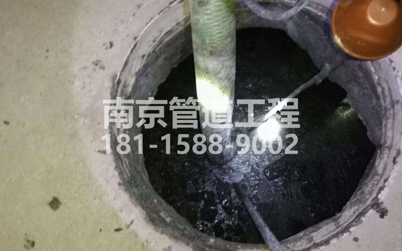 216钟山矿清理化粪池
