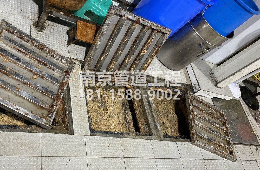 278钟山矿城管中队食堂隔油池清理